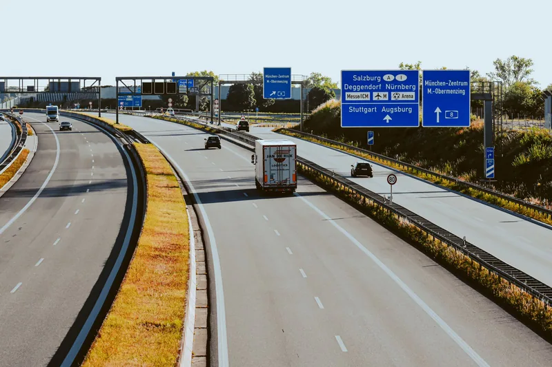 Transporter auf der Autobahn bei einer Direktfahrt