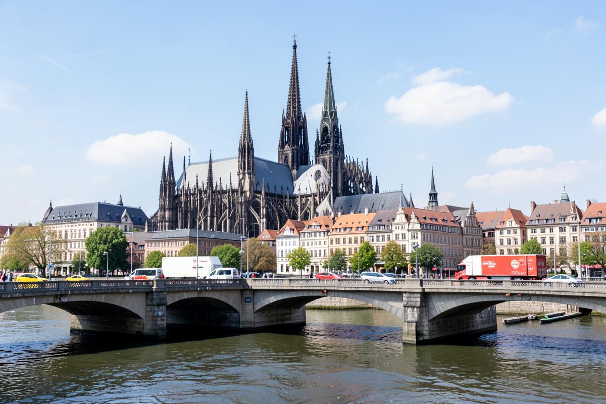 Kölner Dom und Rheinbrücke mit Lieferverkehr